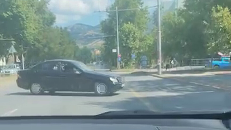 Ето така се правят маневри в град Сливен в насрещното