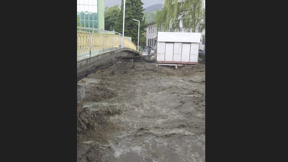 След буря в град Пещера