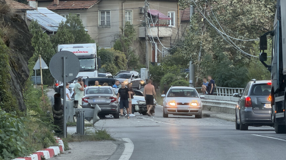 Катастрофа затруднява движението в село Реброво