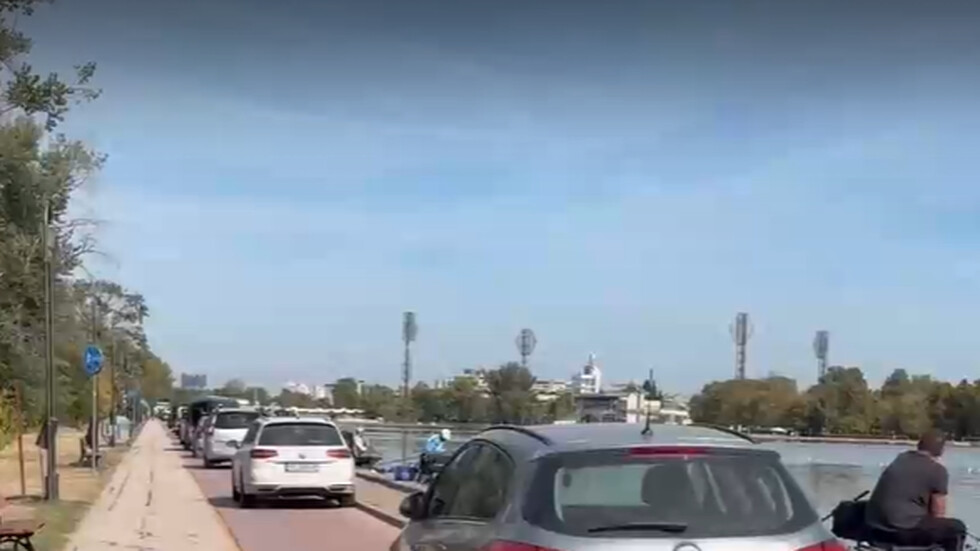 Паркирани автомобили на алеите на Гребната база в Пловдив