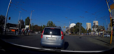 Автобус преминава на червен светофар в насрещното