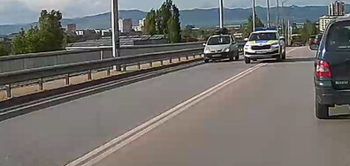 Неправилно изпреварване с полицейска кола