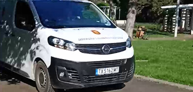 Общински автомобили преминават по пешеходна алея в Добрич