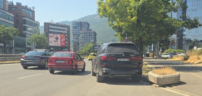 Паркиране в активна лента на бул. "България", София
