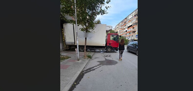 Ежедневно спиране върху тротоара и пътното платно
