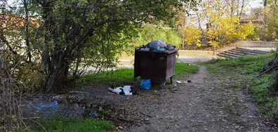 Сметище до мемориала "Създатели на българската държава "