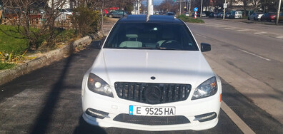 Неправилно паркиране на нов тротоар