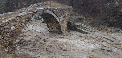 Старият римски мост в бурните води
