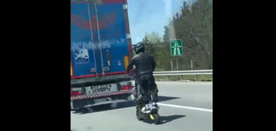 Двама на тротинетка карат зад тир по магистрала "Тракия"