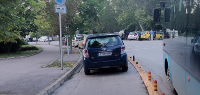 Паркирана кола на велоалея