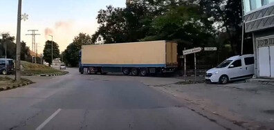 Тир не спира на знак "Стоп"