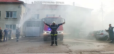 Изкъпаха пожарникар на последното му дежурство в Кубрат