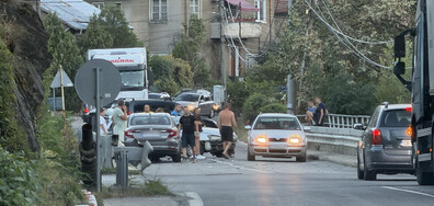 Катастрофа затруднява движението в село Реброво