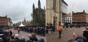 Хиляди изпратиха Стивън Хокинг в последния му път (ВИДЕО+СНИМКИ)