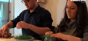 Как Влади Тричкова и Методи Владимиров боядисват яйца с лук? (ВИДЕО)