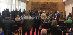 БОЙ В СДС: Активисти в ръкопашна схватка (НЕИЗЛЪЧВАНИ КАДРИ+СНИМКИ)