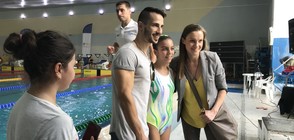 Дария Симеонова и Наум Шопов вдъхнаха кураж на състезатели в турнир по плуване