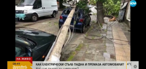 Как електрически стълб падна и премаза паркирани автомобили?