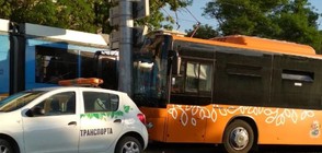 Автобус се блъсна в стълб в София (СНИМКИ)