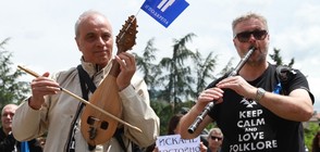НА ПРОТЕСТ ПРЕД НДК: Музикантите от БНР искат по-високи заплати (ВИДЕО)