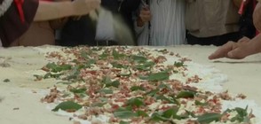 РЕКОРД: Направиха най-дългата пържена пица (ВИДЕО)