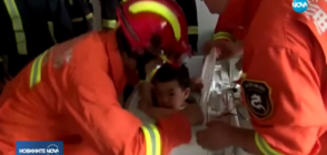 Пожарникари извадиха заседнало в пералня дете (ВИДЕО)