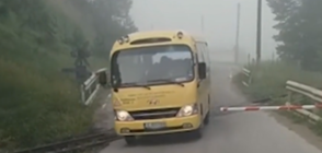 Ученически автобус мина през спуснати бариери на жп прелез (ВИДЕО)