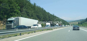 Катастрофа затрудни движението по магистрала „Струма” (СНИМКИ)
