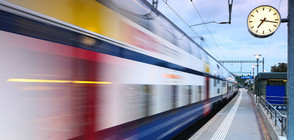 Свличане на земна маса обърна 3 вагона на пътнически влак в Париж