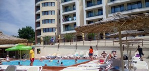 Басейнът на плажа в Каварна - достъпен само за гостите на един хотел (СНИМКИ)