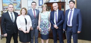 Захариева: България е готова да помага на общините в съседни страни