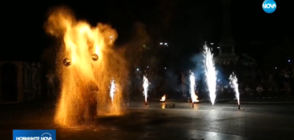 Огнено шоу по улиците на Русе (ВИДЕО)