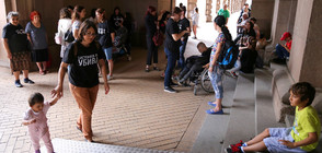 МАЙКИ СРЕЩУ МАЙКИ: Защо законът за личната помощ раздели родителите на деца с увреждания?