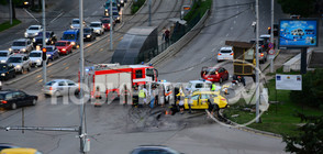 Жестока катастрофа с такси в София, двама са в болница (ВИДЕО+СНИМКИ)