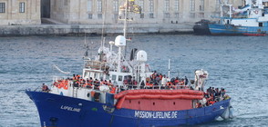 Хуманитарният кораб "Lifeline" акостира във Валета (СНИМКИ)