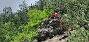 Алпинисти бутат опасни скали по пътя за Чудните мостове (ВИДЕО)