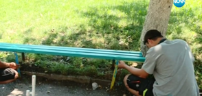 Градски артисти поправят безвъзмездно пейки в парка (ВИДЕО)