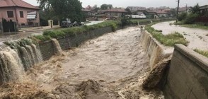 Реки преливат в Пирдоп, обявиха бедствено положение (ВИДЕО)