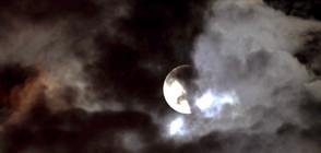 КРАСОТА В НЕБЕТО: Най-дългото лунно затъмнение от началото на века (ВИДЕО+СНИМКИ)