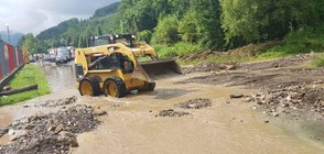 СЛЕД ПОРОИТЕ: Продължава отводняването в района на Тетевен (ВИДЕО)