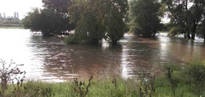Река Чая преля, затвориха пътя между Катуница и Ягодово (ВИДЕО+СНИМКИ)