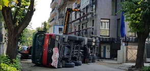 Автокран се преобърна на улицата във Варна (СНИМКИ)