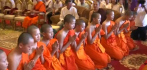 Момчетата, спасени от пещерата в Тайланд, си тръгнаха от будистката обител