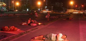 За да се спасят от жегата, в Шанхай спят на улицата (СНИМКИ)