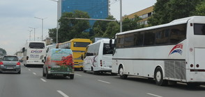 Mеждуградски автобус се движи със счупено стъкло (ВИДЕО)