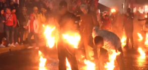 Младежи се замеряха с огнени топки в Салвадор (ВИДЕО)