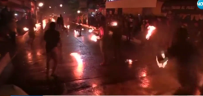 ОГНЕНА ФЕЕРИЯ: Хора се замерят с огнени топки на фестивал (ВИДЕО)
