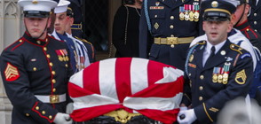 ПОСЛЕДНА ПОЧИТ: Президенти и политици се сбогуваха с Джон Маккейн (ВИДЕО)