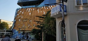 Вятърът събори фасадата на мол в Благоевград (ВИДЕО+СНИМКИ)