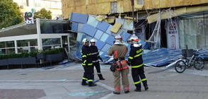 Как е паднала фасадата на мола в Благоевград?